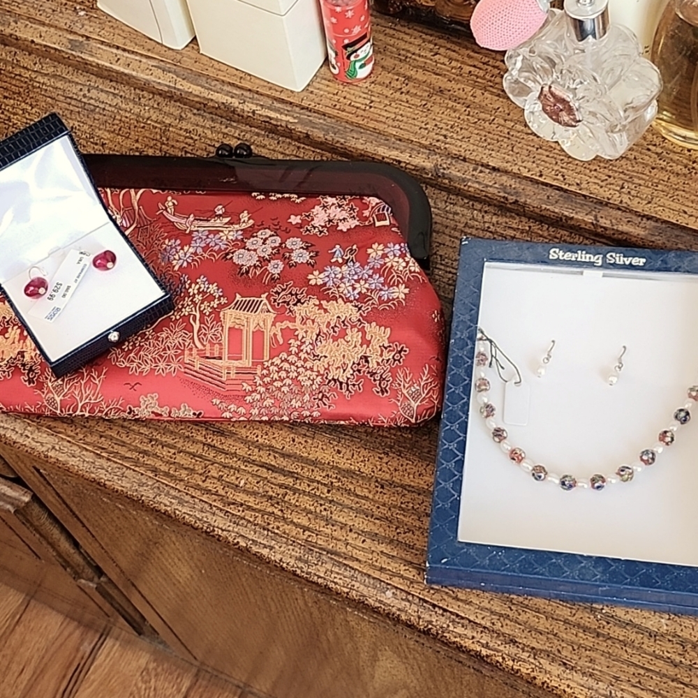 Oriental hand purse is absolutely beautiful and fine costume jewelry